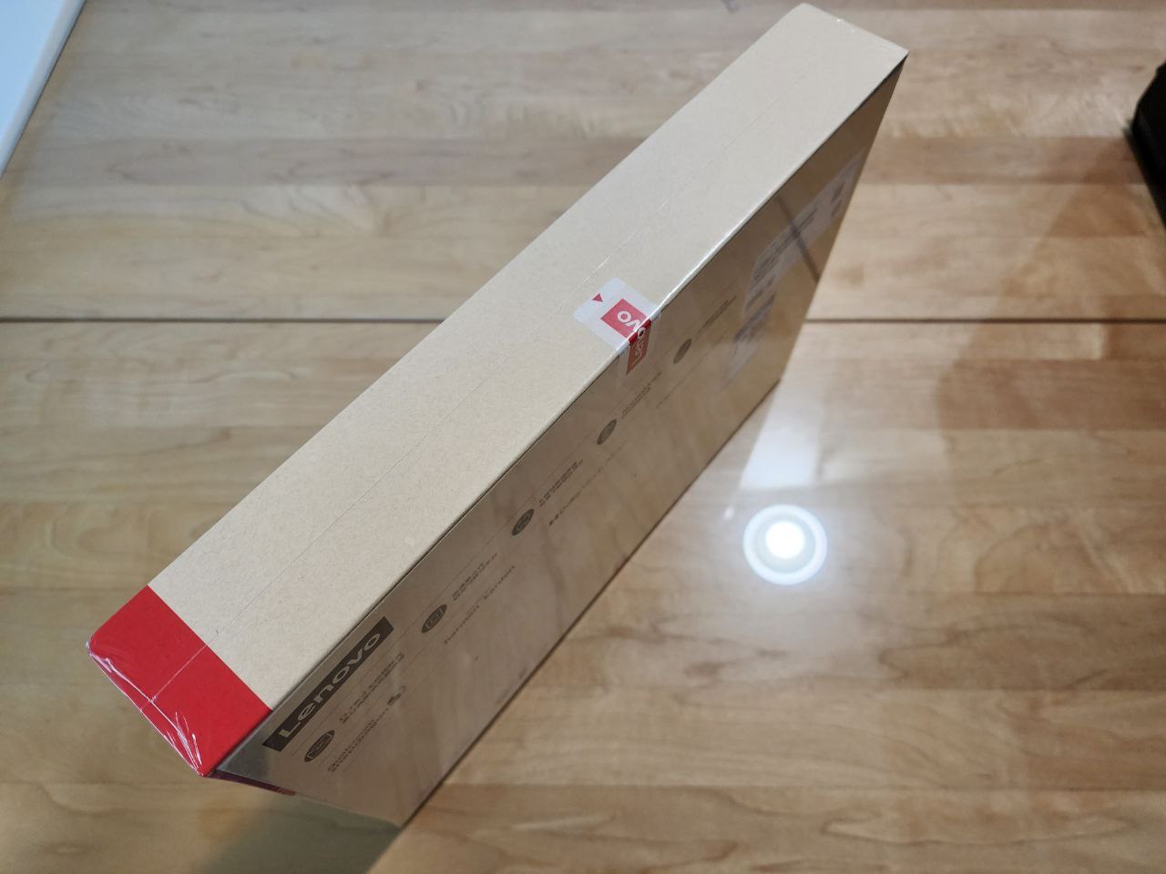 Yoga Pad Pro 박스 측면