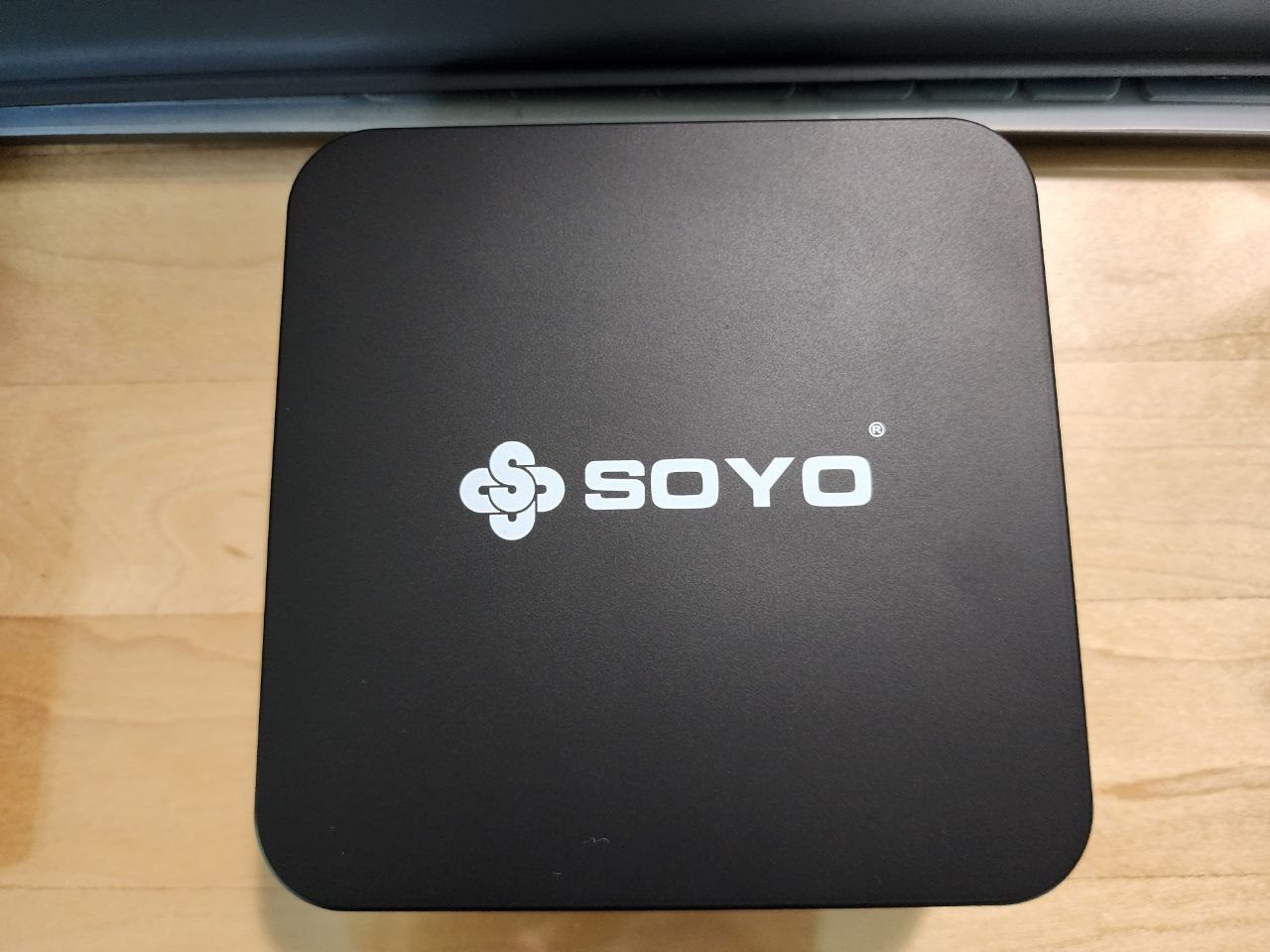 SOYO 로고가 있는 N150 미니PC 상단