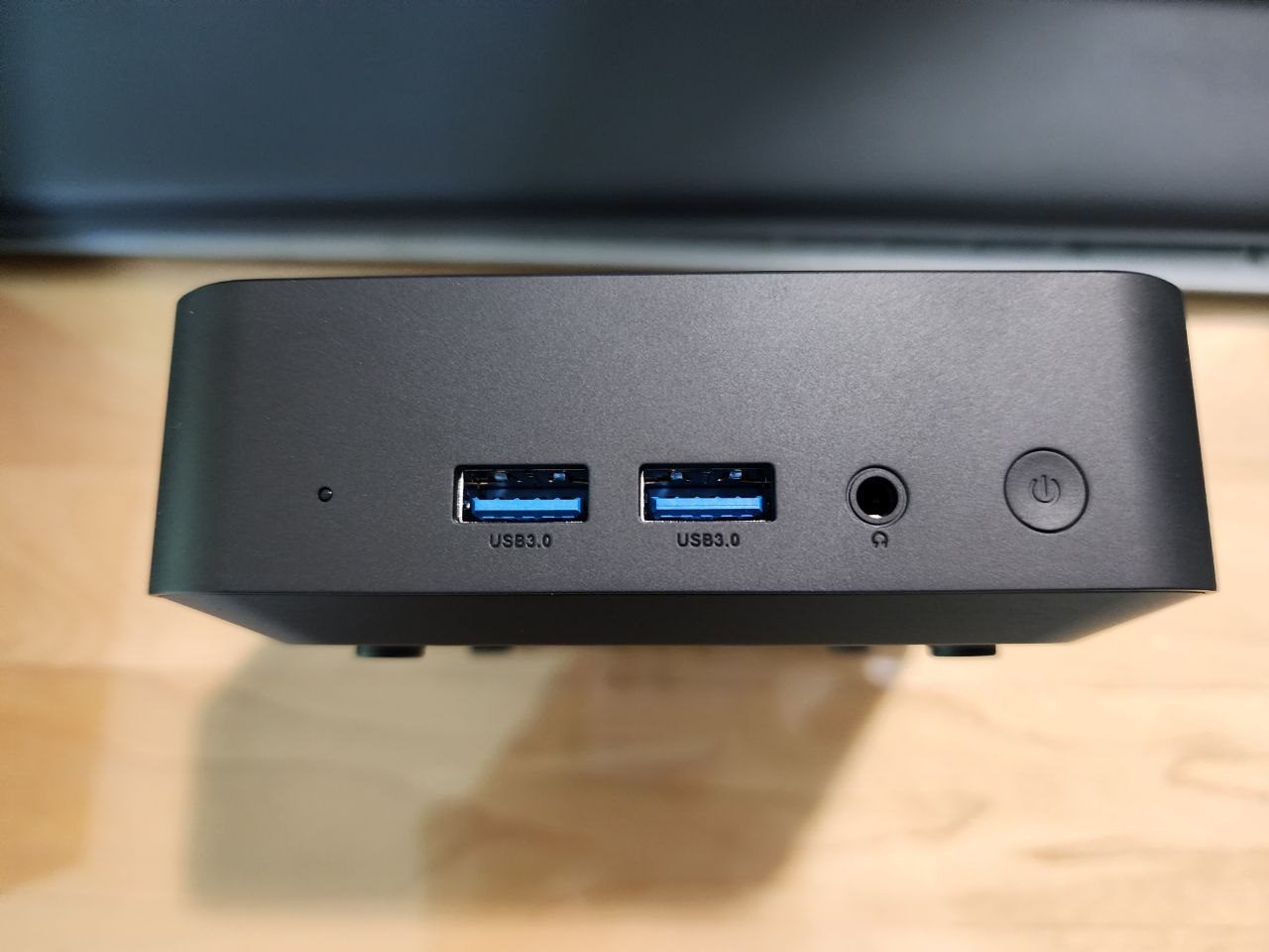 N150 미니PC 전면 USB 포트와 전원 버튼