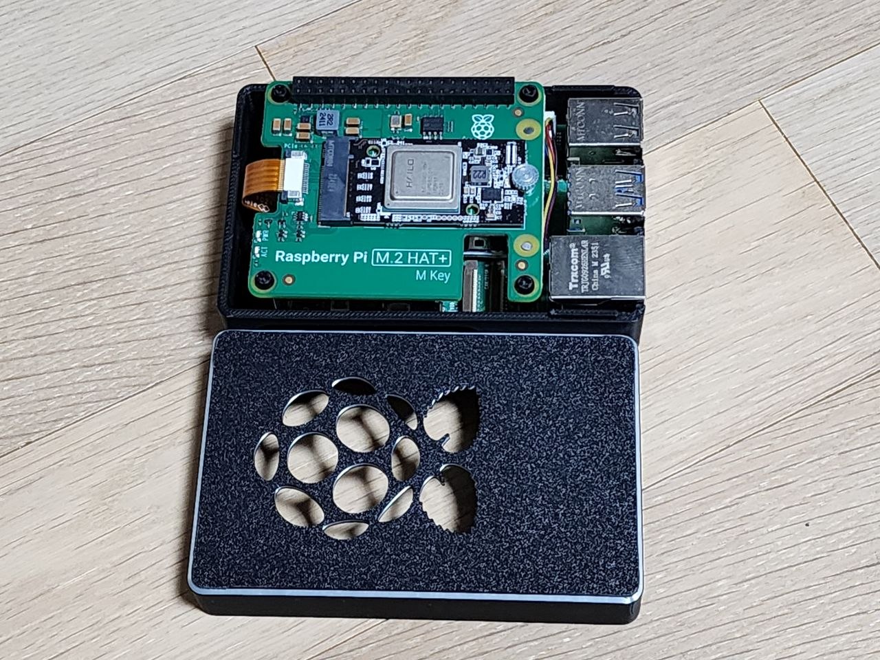 Raspberry Pi 5에 M.2 HAT+와 Hailo AI 모듈이 장착된 모습