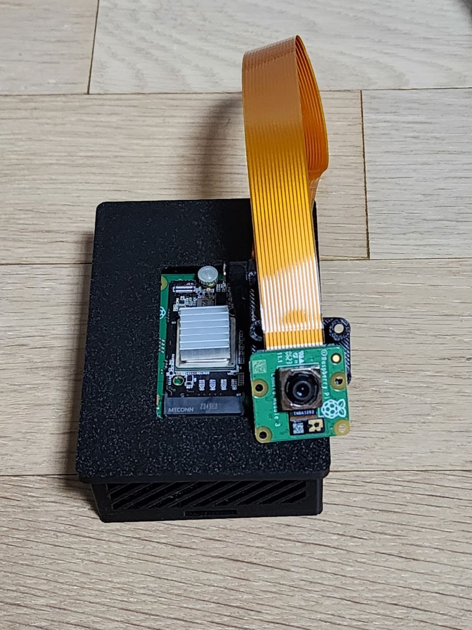 Raspberry Pi 5 AI Kit 구성에 카메라 모듈이 연결된 모습