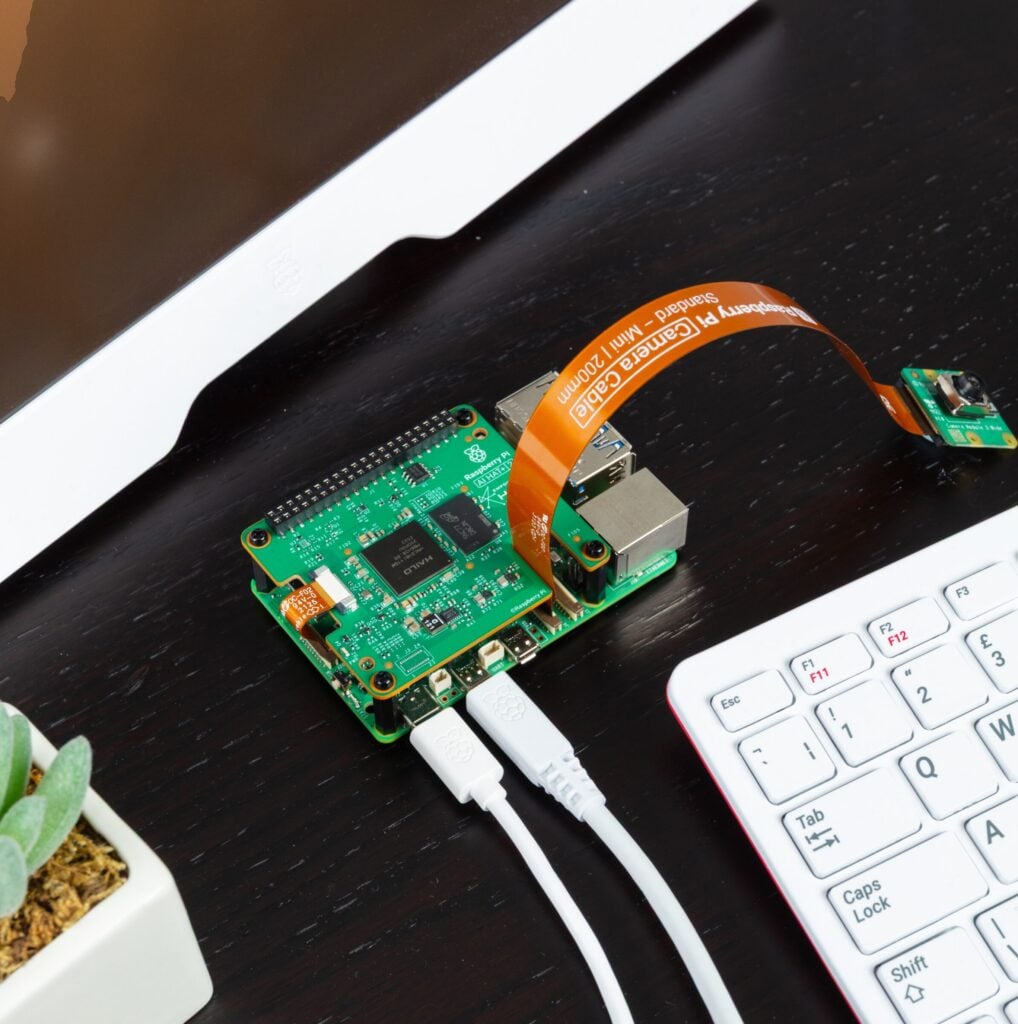 Raspberry Pi AI HAT+ 2가 Raspberry Pi 5 위에 장착된 공식 제품 사진