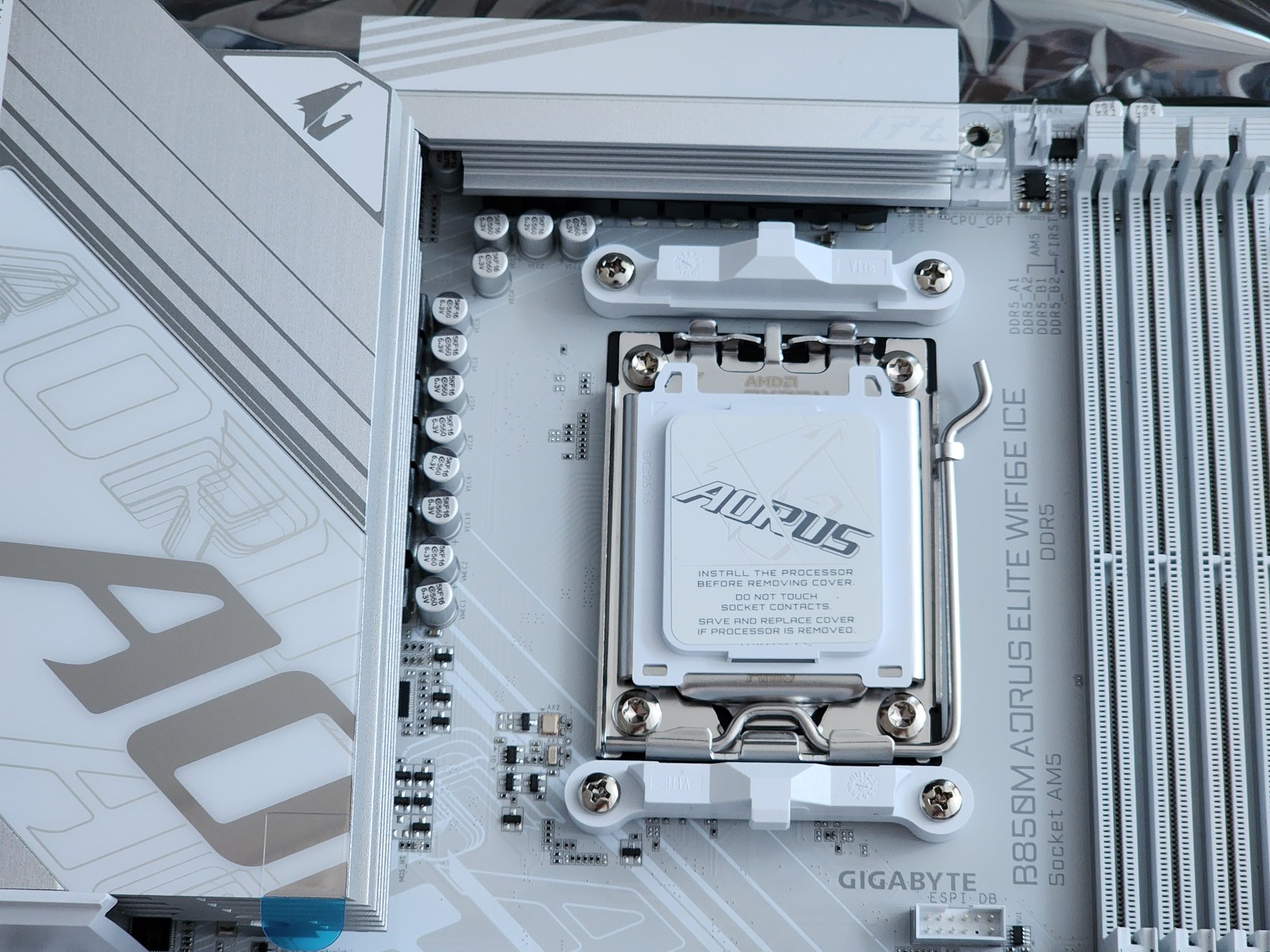 AM5 소켓에 장착된 Ryzen 5 9600X CPU