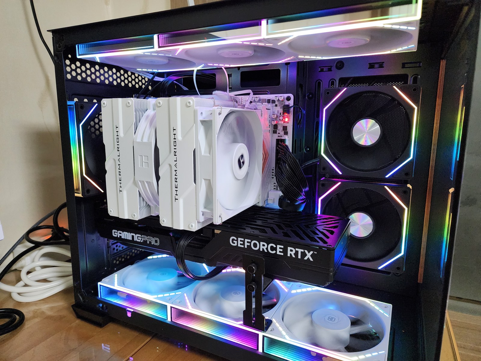 Ryzen 5 9600X와 RTX 5070 Ti를 장착한 조립 데스크탑 내부